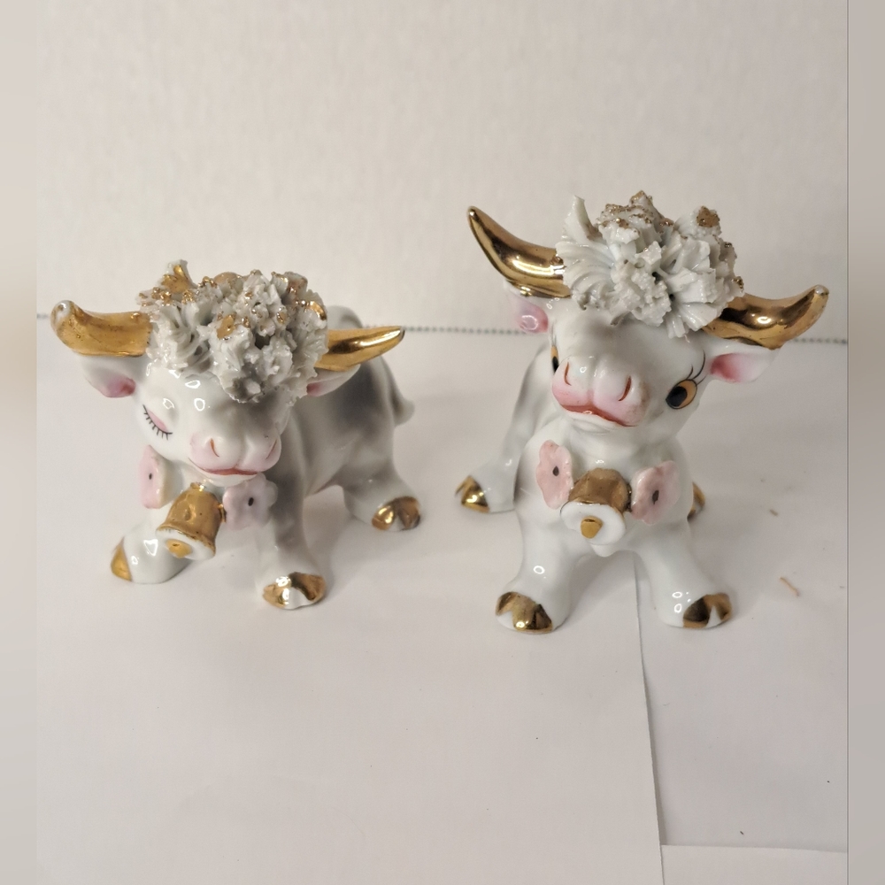 Vintage Spaghetti Cow Bull Kitschy Figurines Gold Roses Pair Set Of 2 Japan